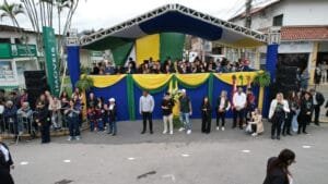 Camboriú,Independência do Brasil,desfile cívico,memória histórica,escola,família e sociedade.,Banda Municipal BEMC,Hino de Camboriú,prefeito Leonel Pavan,Bandeira do Brasil,Jozias Osmar da Silva,Câmara de Vereadores,Marlon Borsato,eputados estaduais,secretários municipais,presidentes de fundações,vereadores,autoridades locais,Rede Catarina de Proteção à Mulher,PROERD,Corpo de Bombeiros Militar,Polícia Militar,SAMU,Defesa Civil,CAESP,APAE,APECAM