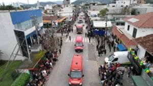 Camboriú,Independência do Brasil,desfile cívico,memória histórica,escola,família e sociedade.,Banda Municipal BEMC,Hino de Camboriú,prefeito Leonel Pavan,Bandeira do Brasil,Jozias Osmar da Silva,Câmara de Vereadores,Marlon Borsato,eputados estaduais,secretários municipais,presidentes de fundações,vereadores,autoridades locais,Rede Catarina de Proteção à Mulher,PROERD,Corpo de Bombeiros Militar,Polícia Militar,SAMU,Defesa Civil,CAESP,APAE,APECAM