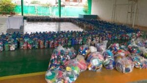 Ajudar e Reciclar Camboriú,projeto escolar sustentável,arrecadação tampinhas,educação ambiental,solidariedade escolar