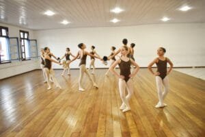 Corpo de Baile de Itajaí,Escola Nacional de Ballet de Cuba,Ariane Anderaos Bierbauer,formação em dança