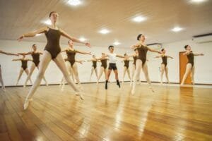 Corpo de Baile de Itajaí,Escola Nacional de Ballet de Cuba,Ariane Anderaos Bierbauer,formação em dança