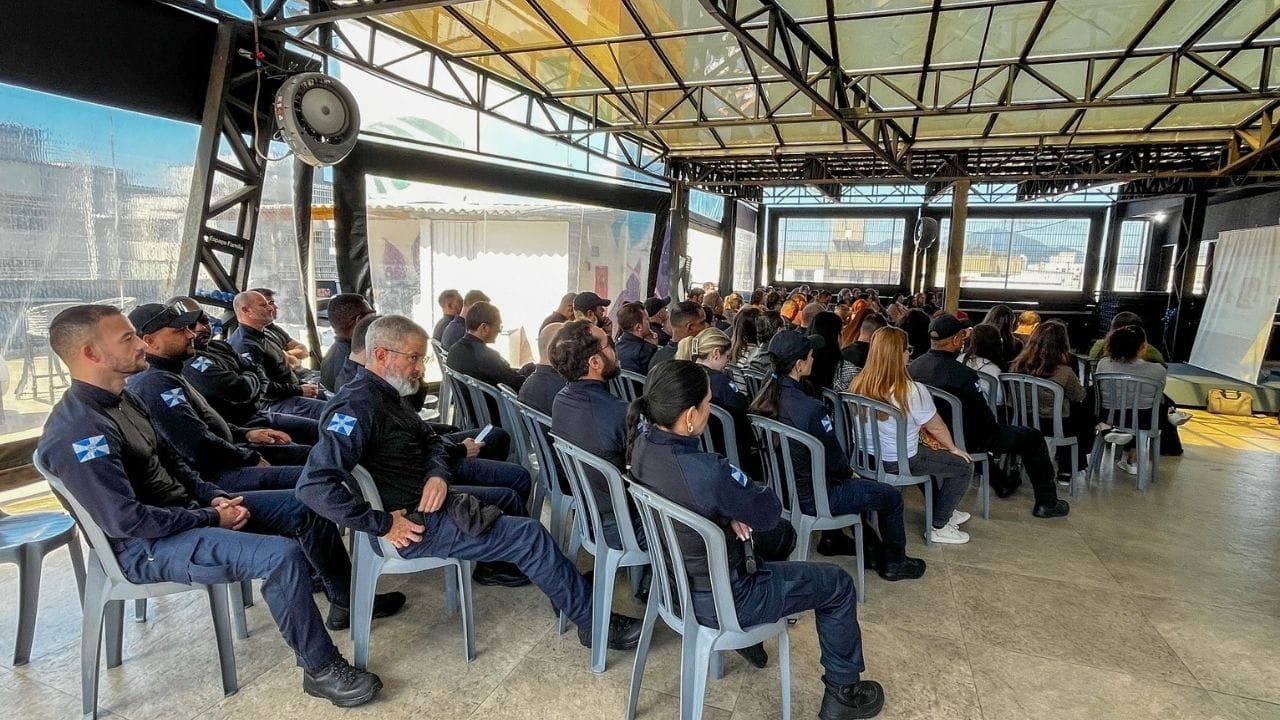 Balneário Camboriú Libras,Central de Intérpretes Icom,capacitação servidores,atendimento comunidade surda,serviço tradução simultânea