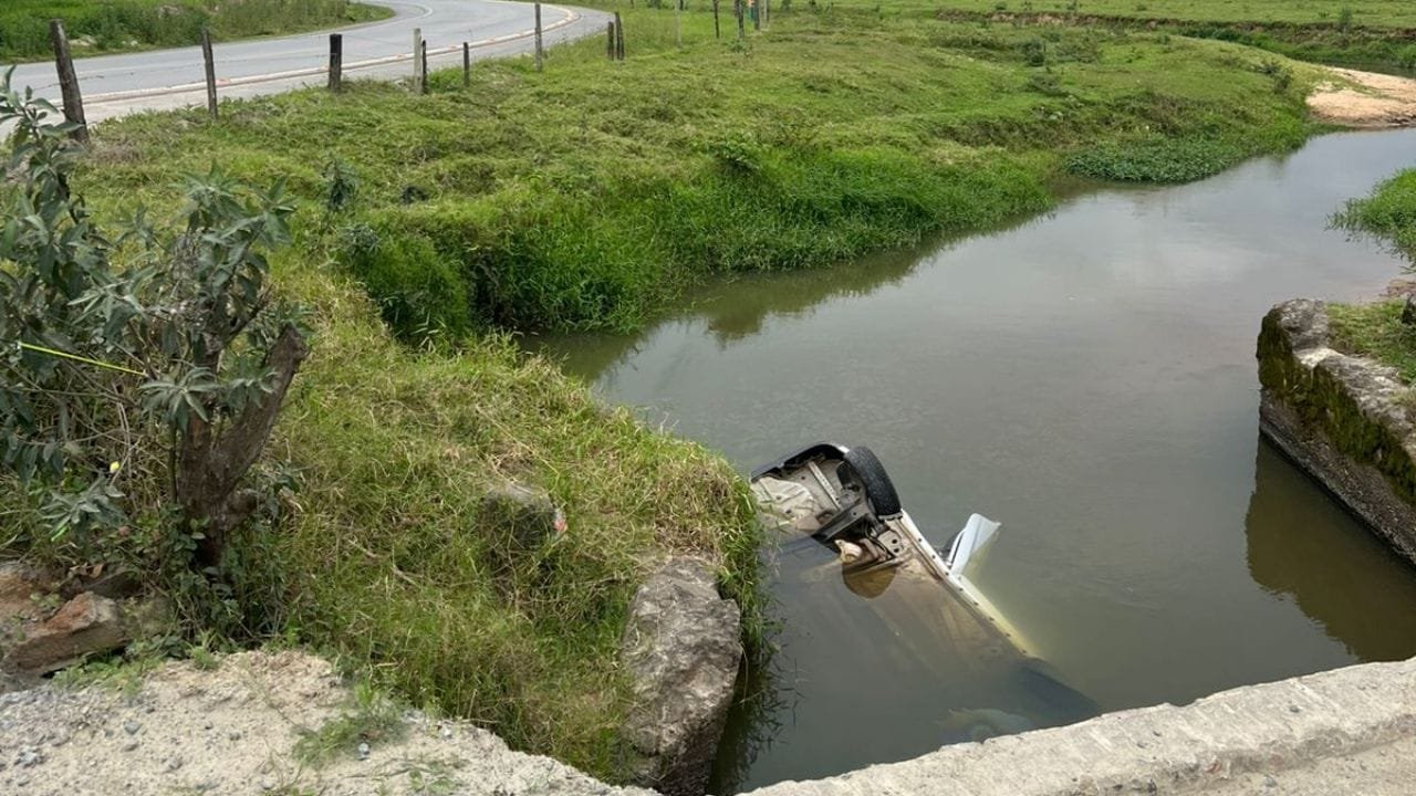 Onix Plus Camboriú,veículo capotado rio,Estrada Geral dos Macacos,PM SC,acidente sem feridos