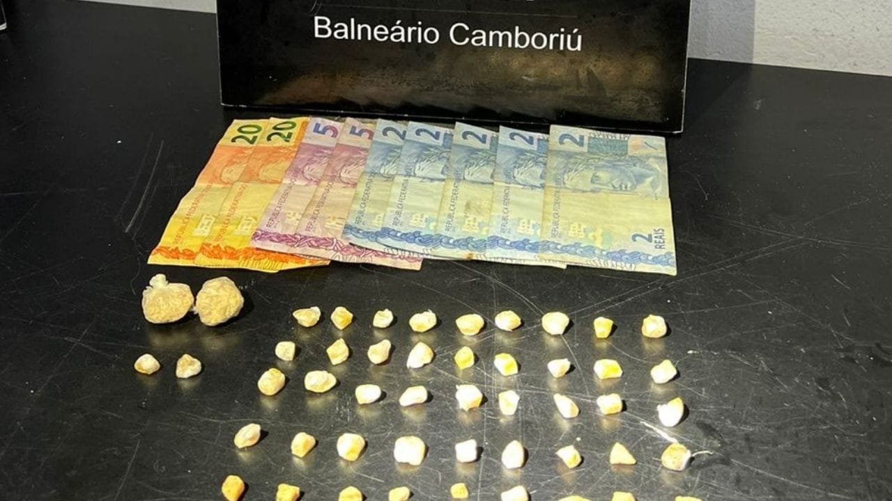 prisão tráfico Balneário Camboriú,crack São Judas Tadeu,Polícia Militar SC,abordagem drogas,Delegacia SC