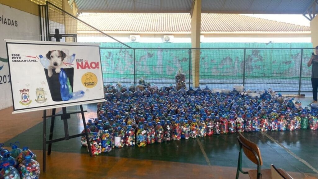 Ajudar e Reciclar Camboriú,projeto escolar sustentável,arrecadação tampinhas,educação ambiental,solidariedade escolar