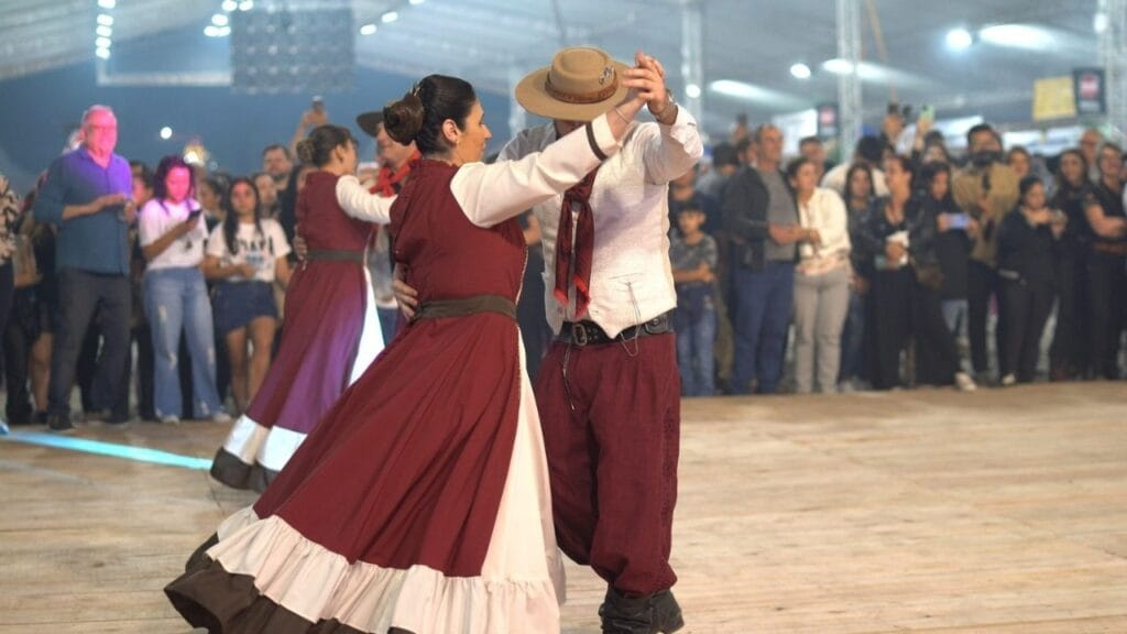 Acampamento Farroupilha,Balneário Camboriú,cultura sul-rio-grandense,Os Monarcas,Tchê Barbaridade,gastronomia regional
