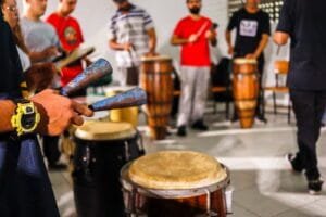 ancestralidade afro-brasileira,TRA TUM DUM,1º Festival de Percussão Afro-brasileira de Balneário Camboriú,oficinas,workshops,intervenções culturais,ritmos afro-brasileiros,Circuito Prático do festival,produtor cultural,Política Nacional Aldir Blanc de Fomento à Cultura,Ministério da Cultura,Fundação Cultural de Balneário Camboriú
