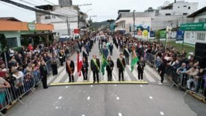 Camboriú,Independência do Brasil,desfile cívico,memória histórica,escola,família e sociedade.,Banda Municipal BEMC,Hino de Camboriú,prefeito Leonel Pavan,Bandeira do Brasil,Jozias Osmar da Silva,Câmara de Vereadores,Marlon Borsato,eputados estaduais,secretários municipais,presidentes de fundações,vereadores,autoridades locais,Rede Catarina de Proteção à Mulher,PROERD,Corpo de Bombeiros Militar,Polícia Militar,SAMU,Defesa Civil,CAESP,APAE,APECAM