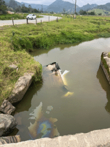 Onix Plus Camboriú,veículo capotado rio,Estrada Geral dos Macacos,PM SC,acidente sem feridos