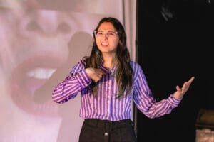 Peça teatral encenada por atriz surda de Joinville tem apresentação gratuita neste sábado