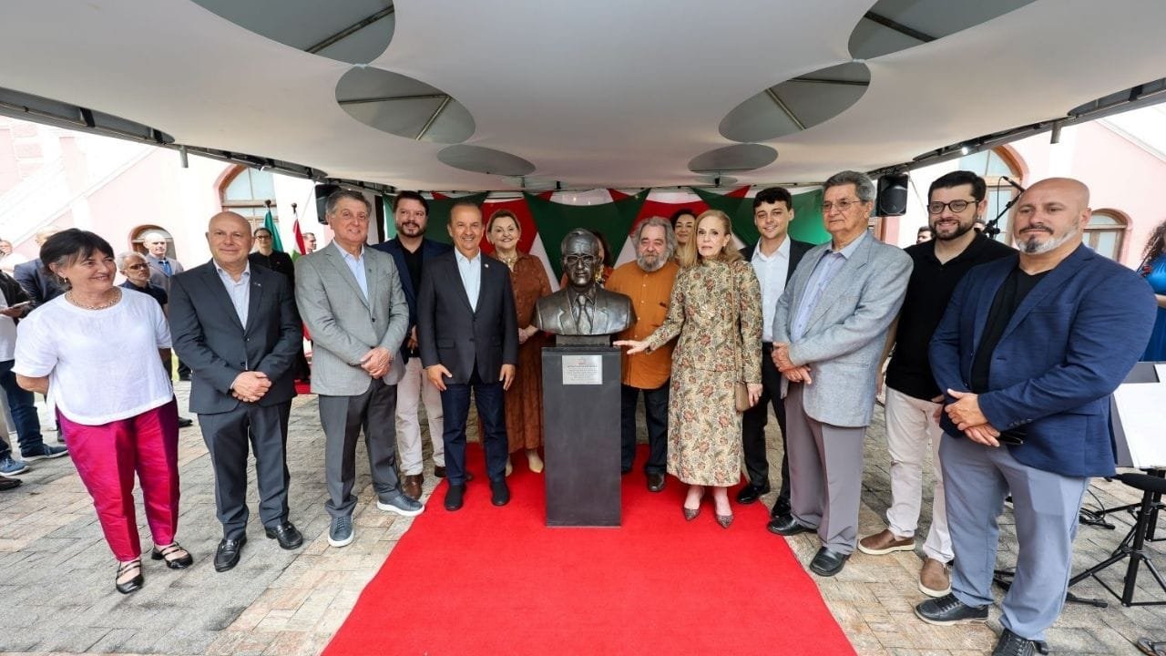 busto Antônio Carlos Konder,inauguração Florianópolis,legado político SC,Jorginho Mello,cultura catarinense