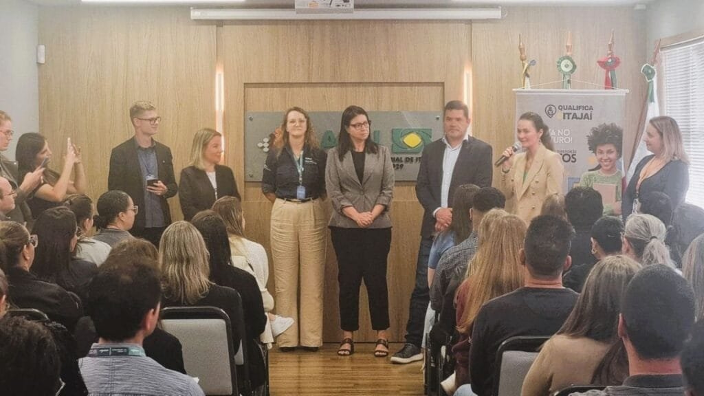 Qualifica + Itajaí,cursos gratuitos Itajaí,capacitação profissional,SENAI Itajaí,desenvolvimento profissional