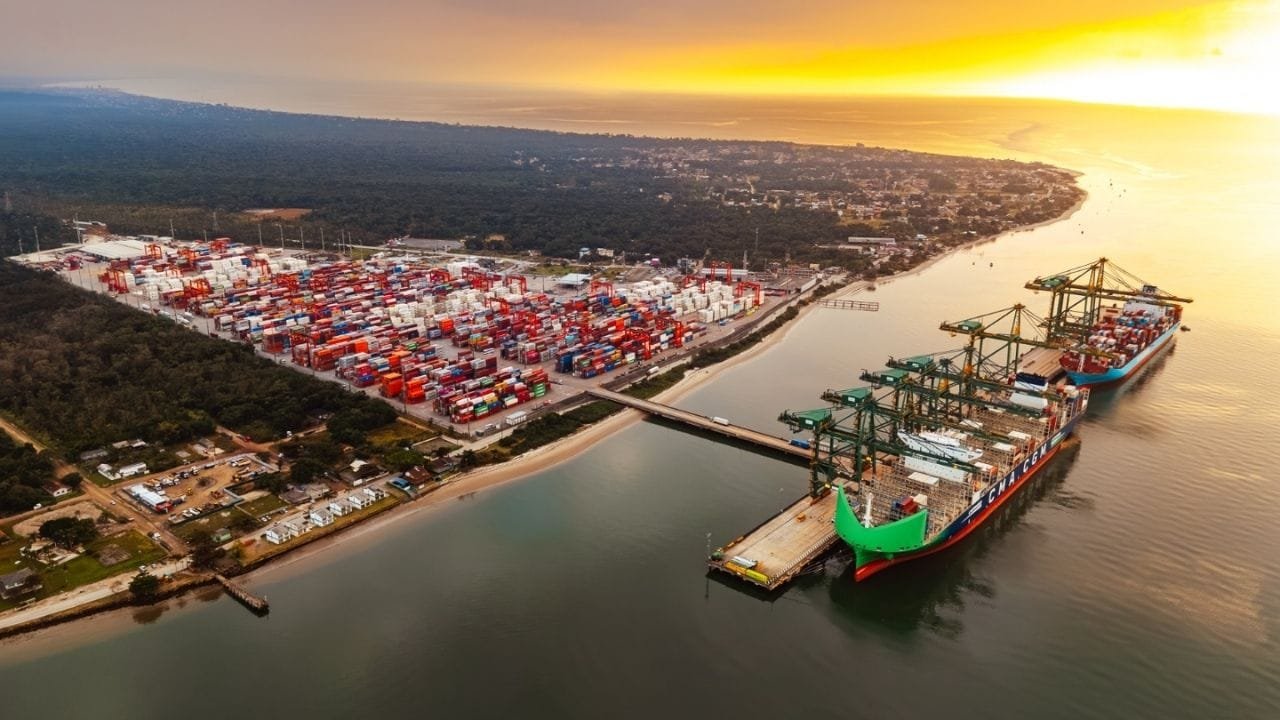 Porto Itapoá,maior terminal Sul do Brasil,movimentação de contêineres,expansão portuária