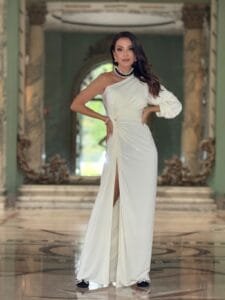 Claudia Métne antecipa as tendências do verão e do Réveillon com look da Sexto Senso