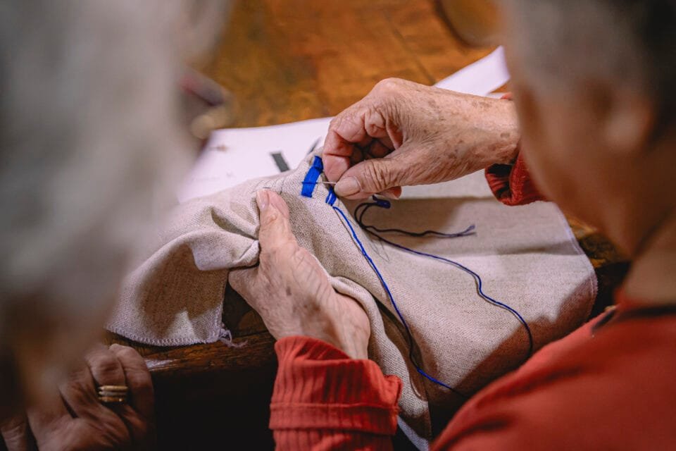 Oficina gratuita resgata bordado tradicional alemão e histórias de idosos de Joinville