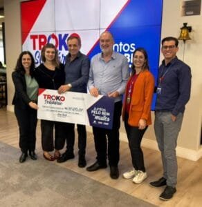 Grupo Koch realiza terceira etapa de repasse à FEAPAES-SC no Troko Solidário de 2025