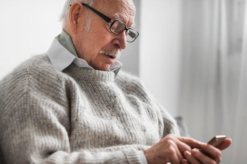 Crescem os golpes digitais: como o público 50+ pode se proteger nas transações online e no uso do PIX