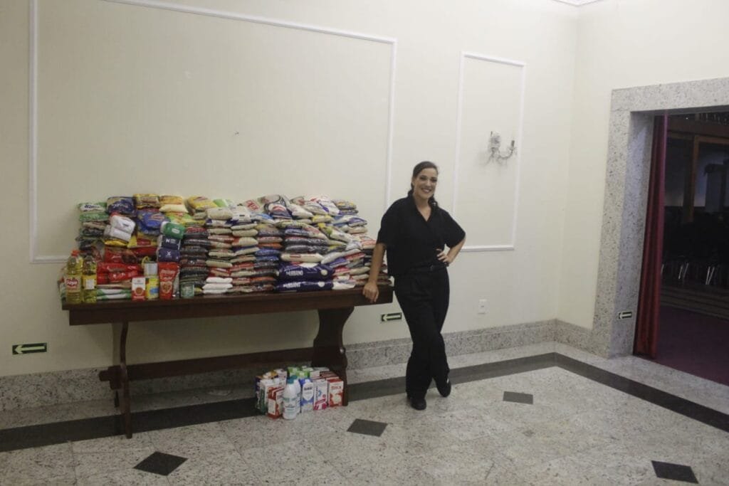 Espetáculo com Adriana Birolli arrecada 1,7 toneladas de alimentos para entidades sociais de Joinville