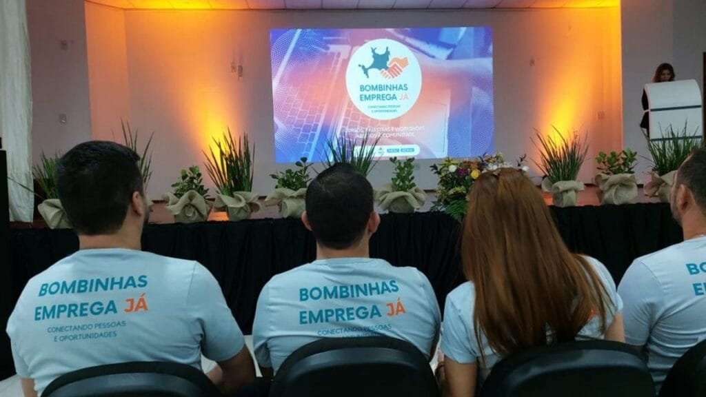 Bombinhas Emprega Já,qualificação profissional SC,parceria FIESC SENAI,vagas de emprego Bombinhas