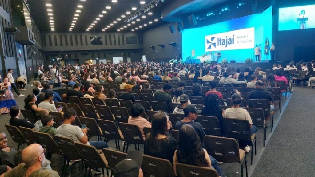 Iniciação Profissional Itajaí,formatura SENAI,educação municipal,cursos profissionalizantes