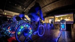 BikeCine Bombinhas,cinema sustentável,cinema com energia limpa,evento gratuito,cinema ao ar livre SC,sustentabilidade e cultura,pedalada gera energia,live-action Lilo & Stitch