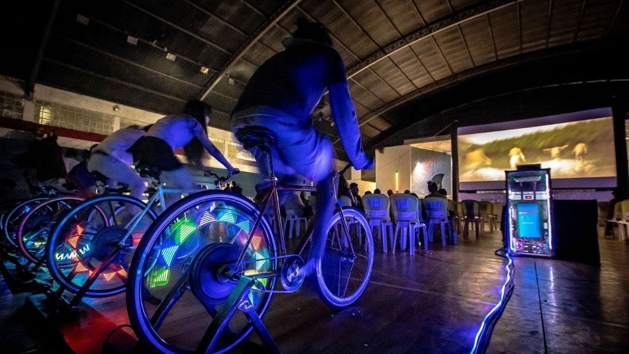 BikeCine Bombinhas,cinema sustentável,cinema com energia limpa,evento gratuito,cinema ao ar livre SC,sustentabilidade e cultura,pedalada gera energia,live-action Lilo & Stitch