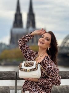 Claudia Métne realiza fashion trip pela Europa unindo moda e cultura