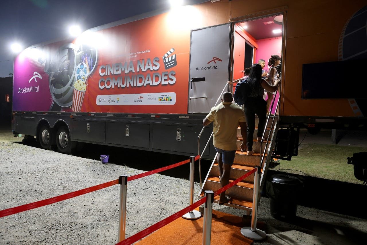 Carreta que vira cinema chega a São Francisco do Sul