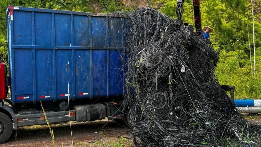 descarte de cabos,COSIP Balneário Camboriú,limpeza da rede elétrica