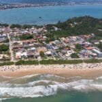 Penha hasteia Bandeira Azul e inicia certificação ambiental das praias para a Temporada 25/26