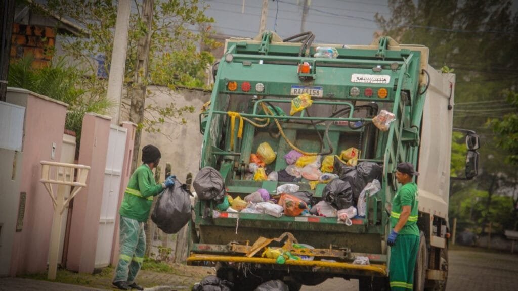 coleta de lixo Navegantes,coleta de recicláveis verão,Sasan Navegantes,lixo orgânico temporada,serviços urbanos verão