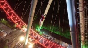 Papai Noel rapel,Roda FG Balneário Camboriú,evento de Natal Balneário Camboriú,rapel de Natal,espetáculo Roda FG