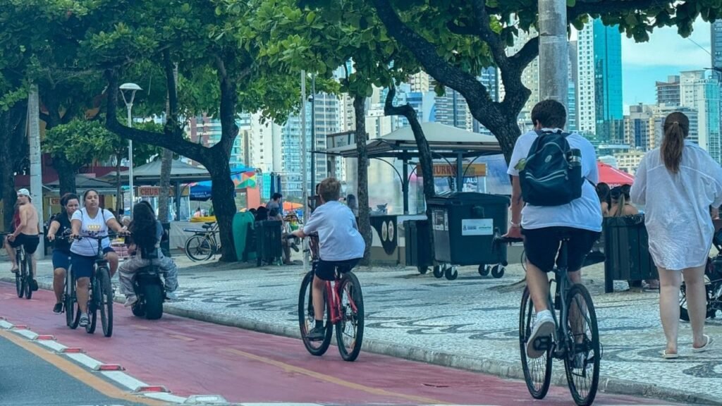 Balneário Camboriú,regras para ciclistas Balneário Camboriú,BC Trânsito,Código de Trânsito Brasileiro,ciclovias Balneário Camboriú,malha cicloviária Santa Catarina,segurança no trânsito para ciclistas,direitos e deveres do ciclista,convivência no trânsito,mobilidade urbana sustentável,bicicletas no trânsito urbano,respeito no trânsito,educação viária,ciclistas e pedestres,trânsito seguro Santa Catarina