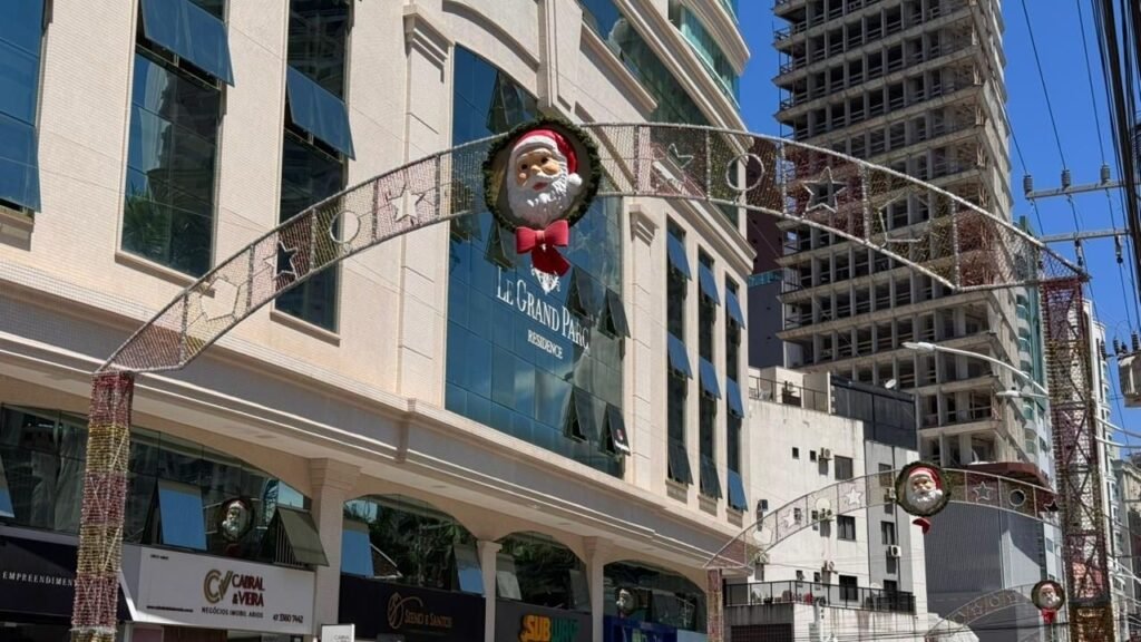 desmontagem dos arcos de Natal,trânsito em Itapema,Centro de Itapema,Prefeitura de Itapema