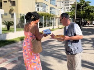 Carnaval de Itapema 2026,ação Viva a Alegria,Prefeitura de Itapema,Secretaria Municipal de Saúde Itapema,prevenção no Carnaval,saúde no Carnaval,distribuição de preservativos Itapema,ISTs prevenção Carnaval,hidratação no verão,calor intenso cuidados,agentes de saúde Itapema,orla de Itapema ação,Meia Praia Itapema,Centro de Itapema,campanha de saúde pública Santa Catarina,bem-estar no Carnaval