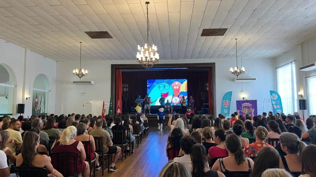Indaial educação,abertura do ano letivo 2026,educação em Indaial,Astronave de Papel,Turma do Júnior,Programa Cultivar,Guarani Sport,educação lúdica,liderança educacional no Brasil,municípios de médio porte educação,educação em Santa Catarina,projetos educacionais,música na educação,Palhoça projetos educacionais,ranking educação VEJA Negócios