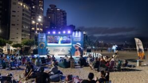 Balneário Camboriú verão,cinema ao ar livre Barra Sul,Cine Embraed Open Air,Embraed Summer Club,eventos de verão Balneário Camboriú,lazer na orla SC,programação cultural verão SC,cinema na praia Balneário Camboriú,atividades gratuitas Barra Sul,turismo em Balneário Camboriú,eventos na praia SC,agenda de verão litoral catarinense,cinema open air Santa Catarina,lazer familiar Balneário Camboriú,verão em Santa Catarina