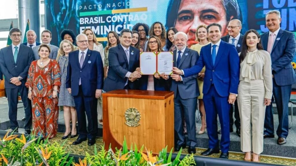 Pacto Nacional contra o Feminicídio,Lula feminicídio,combate à violência contra a mulher,violência de gênero no Brasil,feminicídio dados Brasil,Governo do Brasil pacto feminicídio,STF feminicídio,Congresso Nacional violência contra a mulher,políticas públicas para mulheres,direitos das mulheres Brasil,enfrentamento ao feminicídio,medidas protetivas mulheres,segurança das mulheres,violência doméstica Brasil,pacto Três Poderes feminicídio