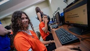 Governo do Brasil,Santa Catarina inclusão digital,Programa Computadores para a Inclusão,Ministério das Comunicações,laboratórios de informática SC,computadores para escolas públicas,inclusão digital Brasil,economia circular tecnologia,CRCs computadores,educação tecnológica,sustentabilidade resíduos eletrônicos,descarte eletrônico sustentável,letramento digital,capacitação em informática,políticas públicas tecnologia