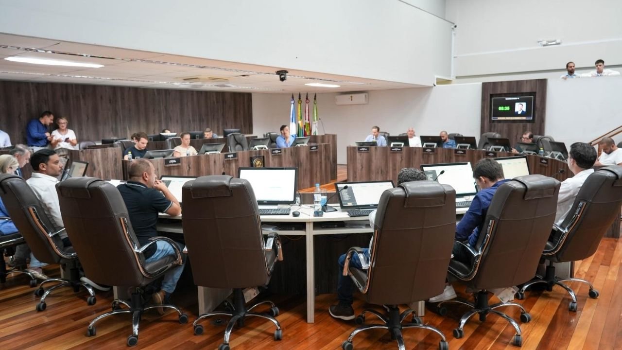Câmara de Balneário Camboriú,sessão ordinária 04/02,projetos aprovados,proteção animal,patrimônio cultural,Selo Amigo da Amamentação,inclusão escolar,legislação municipal,vereadores BC