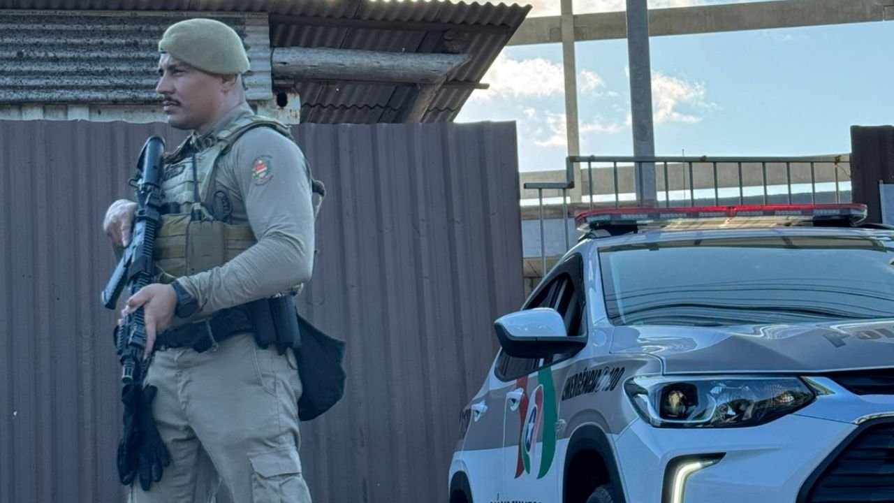 acidente Balneário Camboriú,colisão carro e moto,Polícia Militar SC,Rua 3100,Centro de Balneário Camboriú,BC Trânsito