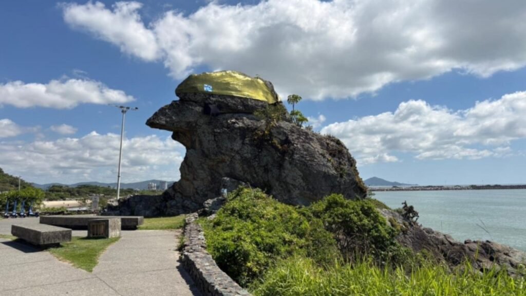 Carnaval Papa-Siri 2026,Bico do Papagaio Itajaí,carnaval em Itajaí,monumento Bico do Papagaio,Aqui Tem Arte Itajaí,artesanato local Santa Catarina,cultura popular Itajaí,decoração de carnaval SC,Grito de Carnaval Itajaí,Mercado Público de Itajaí,turismo cultural Itajaí,festa popular Santa Catarina,artesã de Itajaí,símbolos turísticos Itajaí,carnaval no litoral catarinense