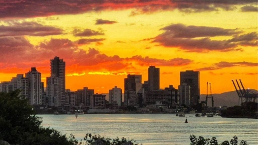 calor intenso em Itajaí,previsão do tempo Itajaí,temporais no fim de semana SC,Defesa Civil de Itajaí alerta,frente fria Litoral Norte SC,chuva forte em Itajaí,risco de alagamentos Itajaí,granizo Santa Catarina,rajadas de vento SC,clima no Litoral Norte,massa de ar quente Santa Catarina,tempo instável em Itajaí,boletim meteorológico Defesa Civil,verão em Santa Catarina,monitoramento do tempo Itajaí