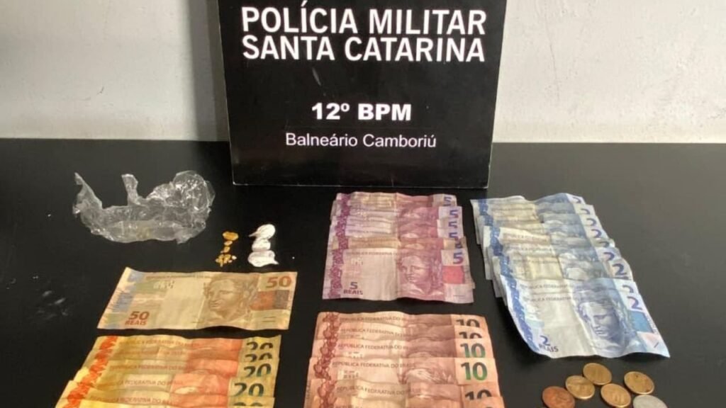 Polícia Militar de Santa Catarina,PMSC,12º BPM,tráfico de drogas em Camboriú,tráfico de drogas em Itajaí,tráfico de drogas em Balneário Camboriú,prisões por tráfico,operação policial Santa Catarina,drogas apreendidas,MDMA apreendido,crack apreendido,cocaína apreendida,skank apreendido,associação para o tráfico,denúncias polícia militar