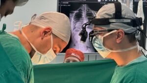 Hospital Infantil de Joinville,Hospital Infantil Dr. Jeser Amarante Faria,cirurgias de coluna em crianças,mutirão de cirurgias de coluna,escoliose infantil,saúde pública em Santa Catarina,SUS pediátrico,Global Spine Outreach,cirurgias ortopédicas pediátricas,tratamento da escoliose,ortopedia infantil,Secretaria de Estado da Saúde de Santa Catarina,hospital público em Joinville,cirurgia de coluna pelo SUS,referência em pediatria Santa Catarina