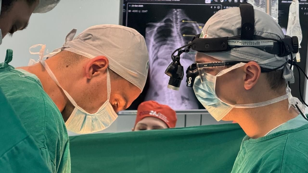 Hospital Infantil de Joinville,Hospital Infantil Dr. Jeser Amarante Faria,cirurgias de coluna em crianças,mutirão de cirurgias de coluna,escoliose infantil,saúde pública em Santa Catarina,SUS pediátrico,Global Spine Outreach,cirurgias ortopédicas pediátricas,tratamento da escoliose,ortopedia infantil,Secretaria de Estado da Saúde de Santa Catarina,hospital público em Joinville,cirurgia de coluna pelo SUS,referência em pediatria Santa Catarina