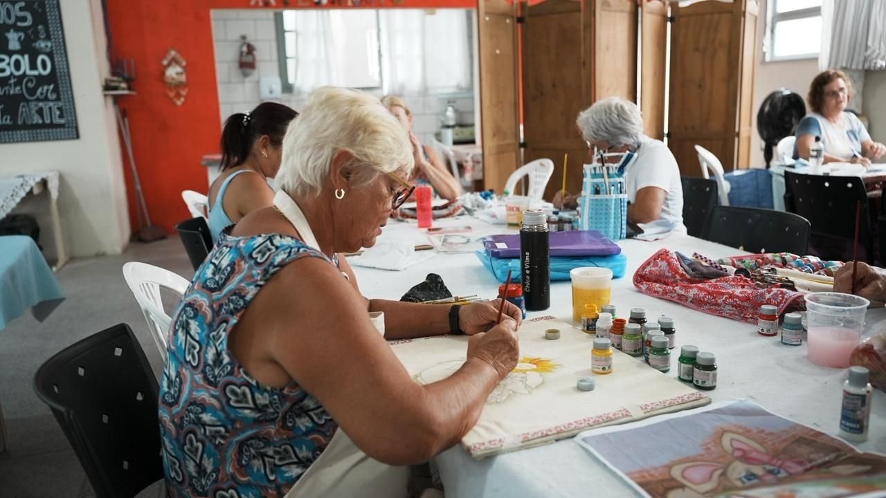 Escola Profissional Zilda Lucki Silveira,cursos gratuitos de artes manuais,inscrições cursos gratuitos,qualificação profissional,cursos de corte e costura,cursos de crochê e tricô,pintura em tecido,bordado artesanal,inclusão social,Assistência Social,cursos profissionalizantes gratuitos,educação comunitária,formação profissional,cursos para jovens e adultos,geração de renda
