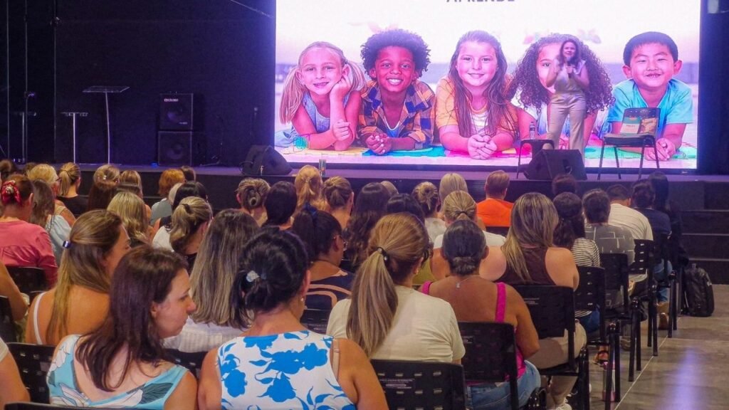 educação em Navegantes,Secretaria Municipal de Educação de Navegantes,formação de professores,capacitação de educadores,rede municipal de ensino Navegantes,volta às aulas 2026,formação pedagógica,educação pública inclusiva,práticas pedagógicas,neurodiversidade na educação,Atendimento Educacional Especializado AEE,ensino fundamental Navegantes,educação infantil Navegantes,políticas educacionais municipais,qualificação profissional educação