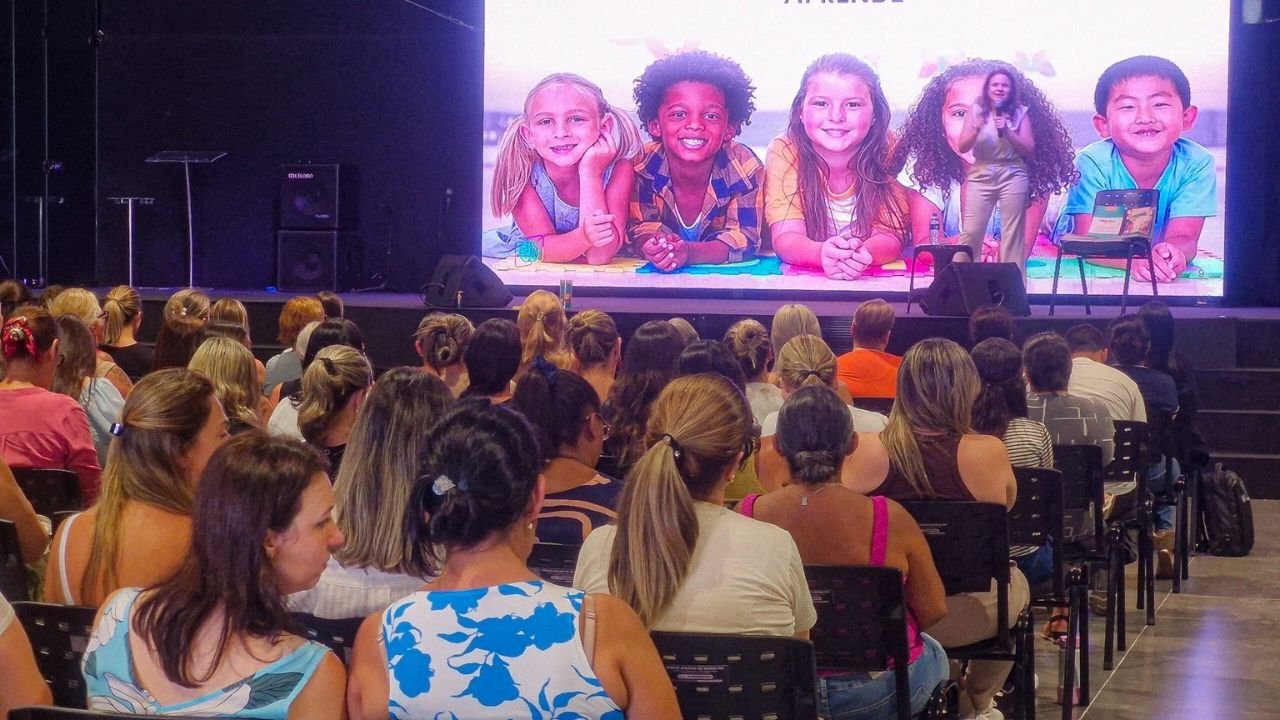 educação em Navegantes,Secretaria Municipal de Educação de Navegantes,formação de professores,capacitação de educadores,rede municipal de ensino Navegantes,volta às aulas 2026,formação pedagógica,educação pública inclusiva,práticas pedagógicas,neurodiversidade na educação,Atendimento Educacional Especializado AEE,ensino fundamental Navegantes,educação infantil Navegantes,políticas educacionais municipais,qualificação profissional educação