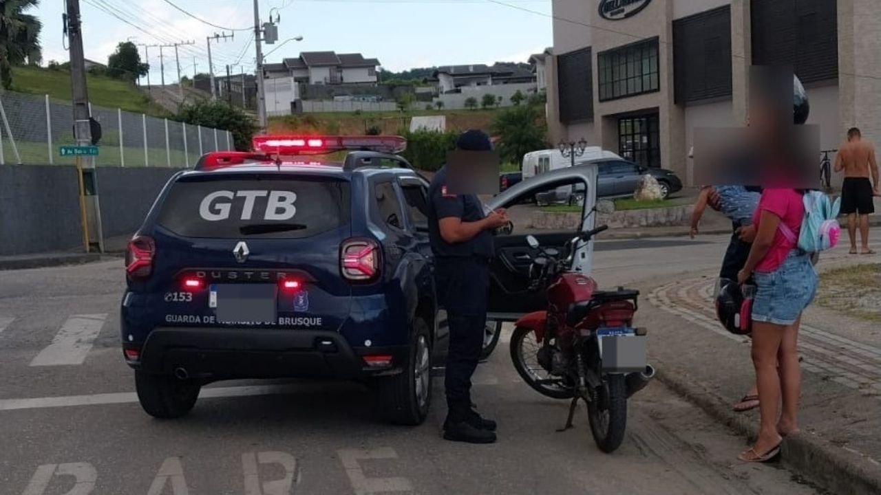 Guarda de Trânsito de Brusque,GTB Brusque,transporte irregular de crianças,criança em motocicleta,segurança no trânsito Brusque,fiscalização de trânsito Brusque,Código de Trânsito Brasileiro,lei transporte de crianças moto,infração gravíssima motocicleta,trânsito em Brusque,mobilidade urbana Santa Catarina,fiscalização GTB,segurança viária,legislação de trânsito Santa Catarina,abordagem de trânsito Brusque